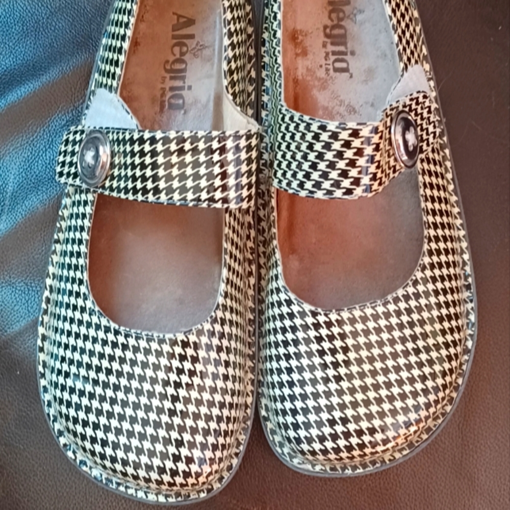 Woman's Houndstooth, Mary Jane Lether Shoes